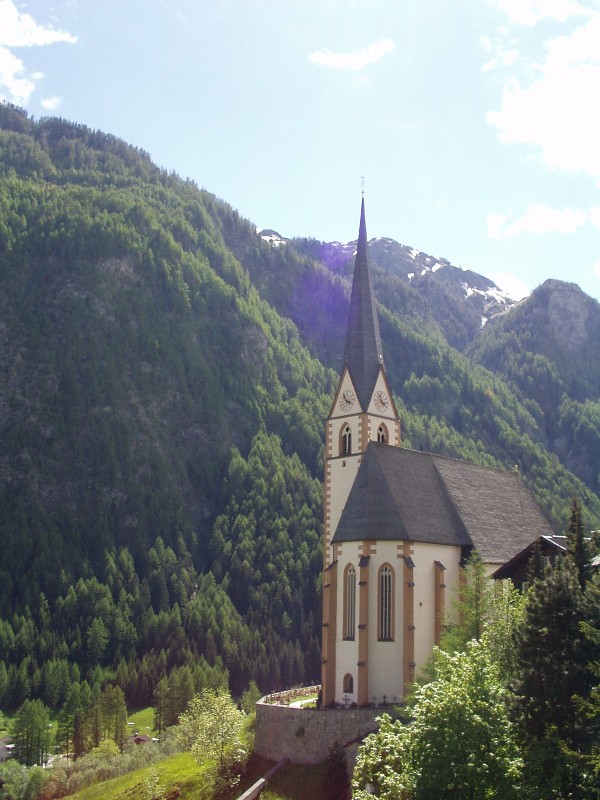 Kostolík v mestečku Heiligenblut (1301 m.n.m.). Z Freiwandecku sem vedie cesta s dokonalými zákrutami a povrchom