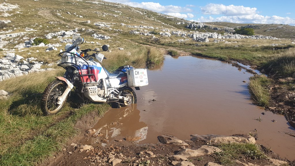 Maglaj Mali, Chorvátsko (1440 m. n. m.) 5 Dostať motorku odtiaľto bol celkom záhul