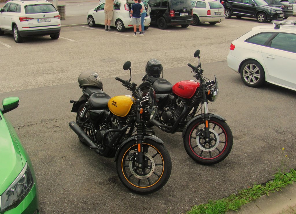 2x Royal Enfield na parkovisku I