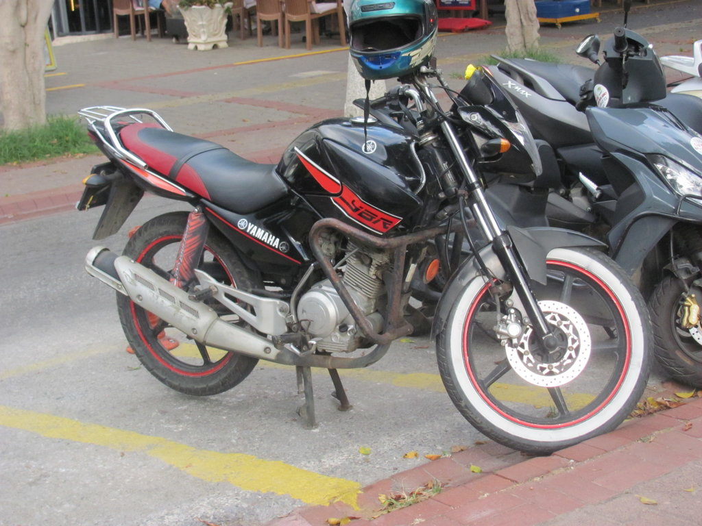 Yamaha YBR 125 z prava