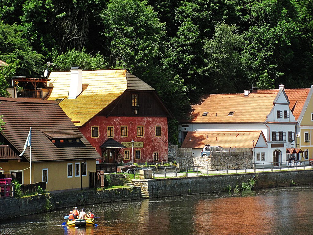 na brehu hlavného toku sú penzióny a kotvištia II