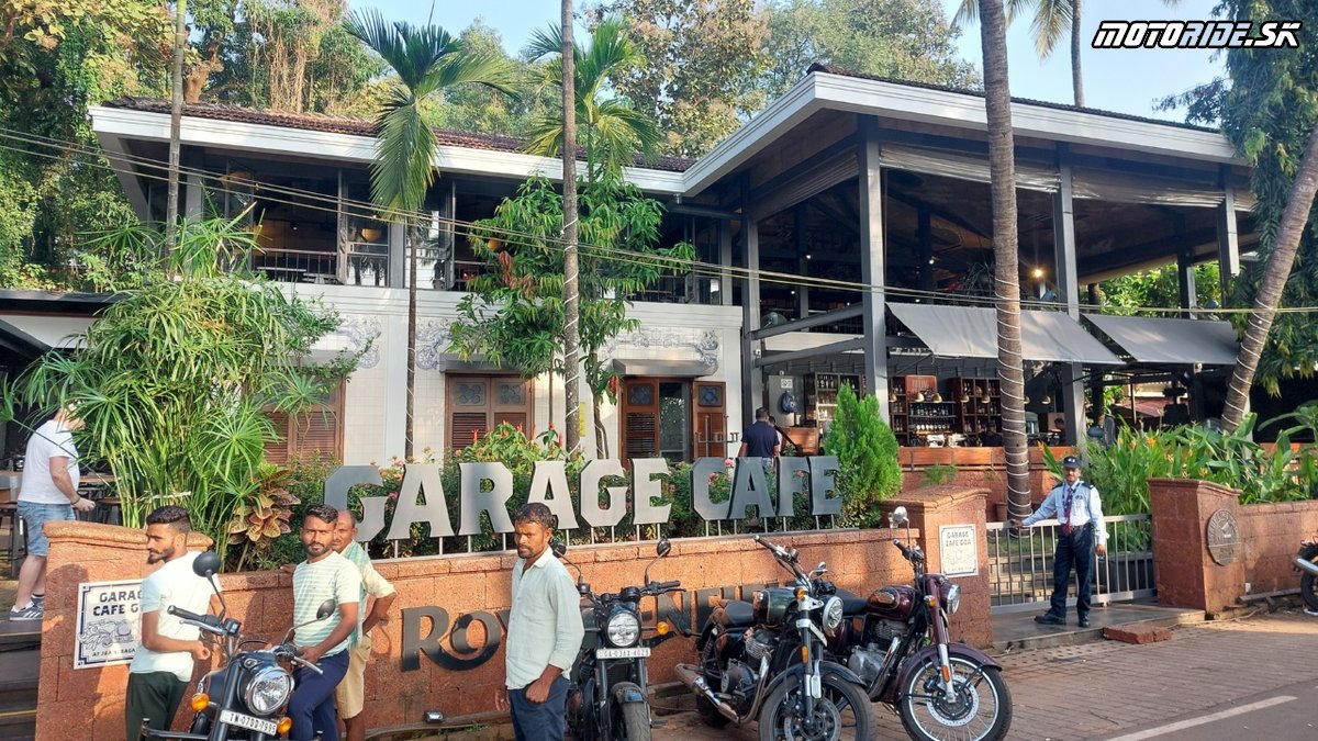 Raňajky v Garage Café Royal Enfield, Goa - Naživo: S Awiom do Indie 2024 - Royal Enfield trip