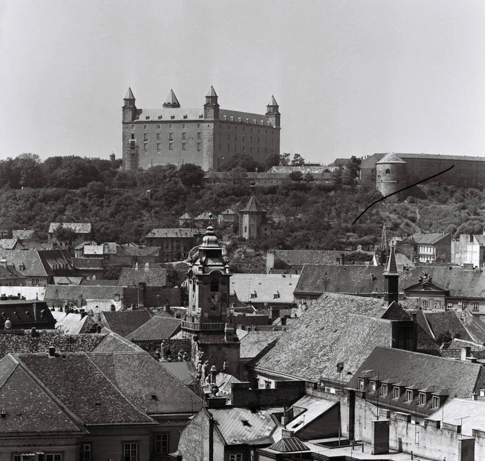 Bratislava na pravo od hradu býval môj otec, keď študoval internet