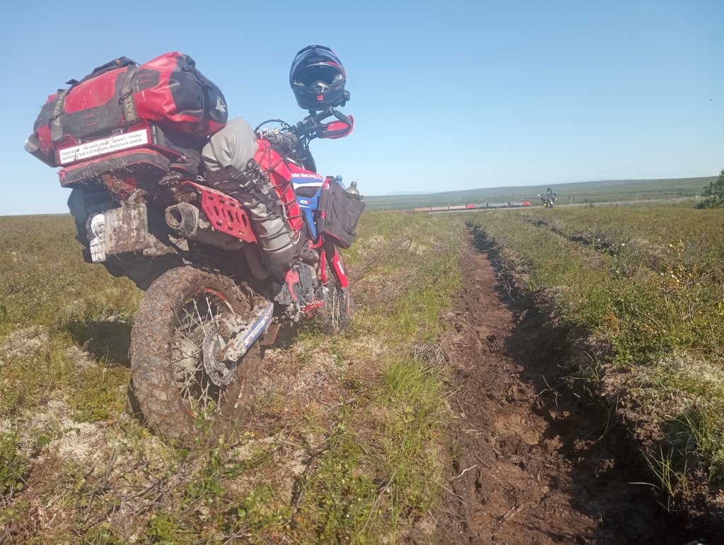 ďalej to nejde... pôda rozmrzla a na povrchu sa nič neudrží...zabárame sa po motor, a len s námahou sa otáčame...