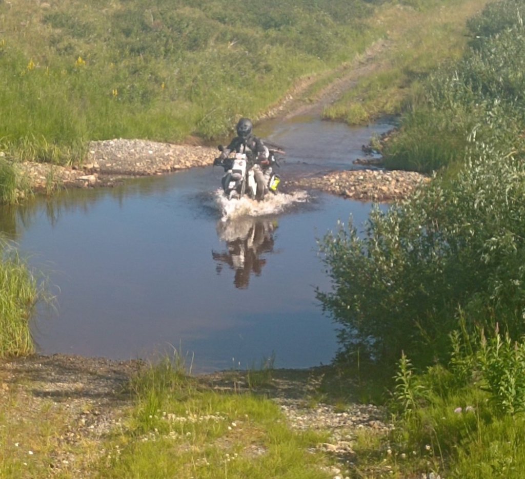 ...efektne no s citom, keďže výfuk má priviazaný vzadu na nosiči, takže voda má voľnú cestu do motora...