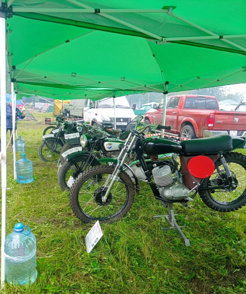 ...vystavené motocykle na festivale v Irbite...