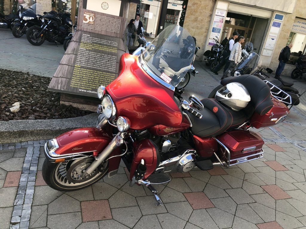 Ťažký stroj zvládne len "ťažký" motorkár...