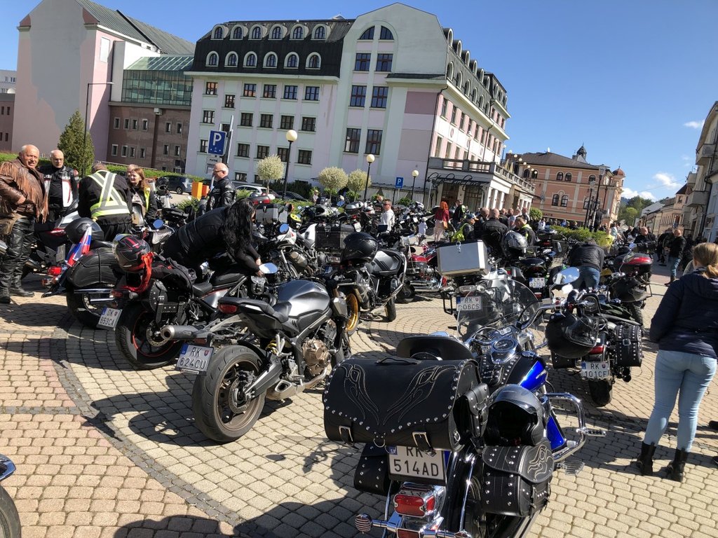 Zoradení za ružomberským Hotelom Kultúra