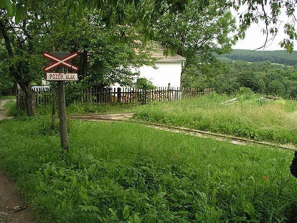koľajnice idú okolo starej horárne internet