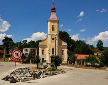 na pravo od kostola som sa vybral hľadať hrad internet