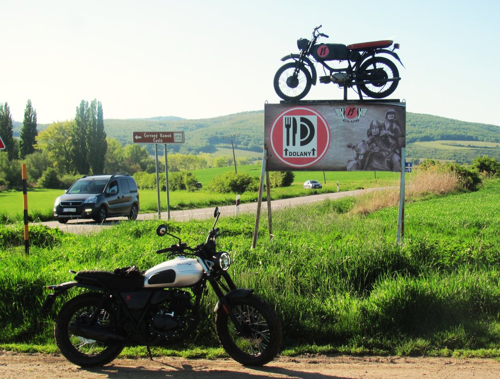 pútač na motopub Doľany za Štefanovou