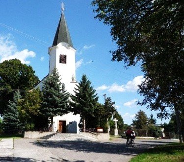na pravo od kostolíka vo Vištuku je skratka do Budmeríc
