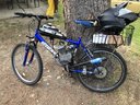 A druhý na motokole A druhý na motokole