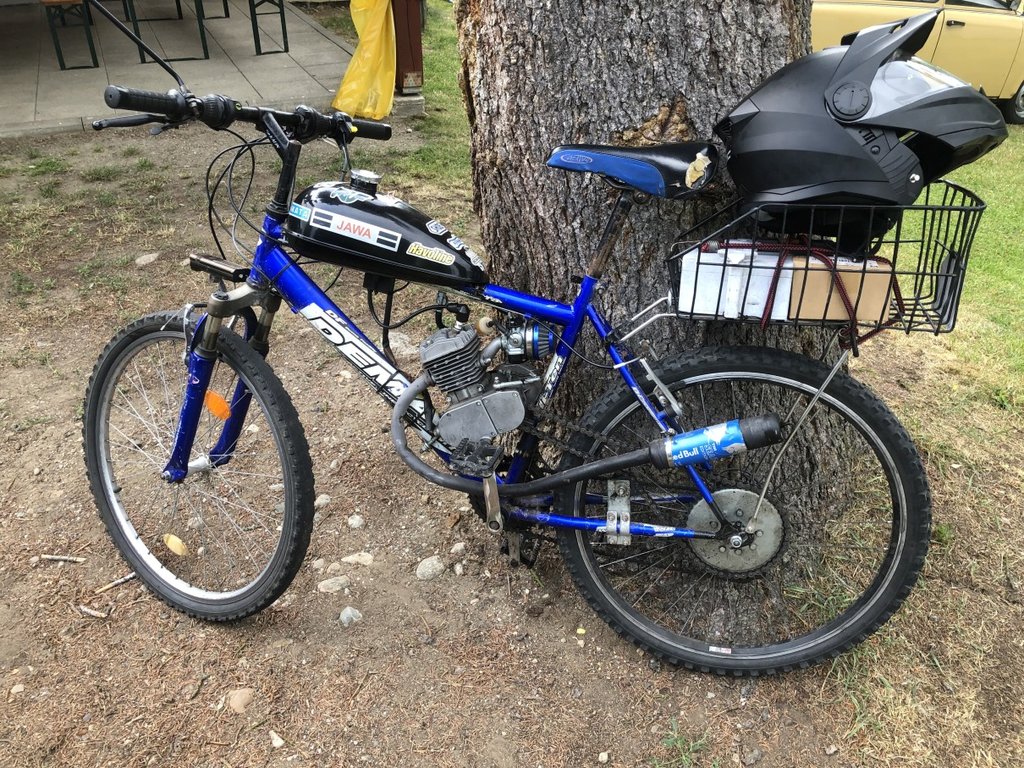 A druhý na motokole