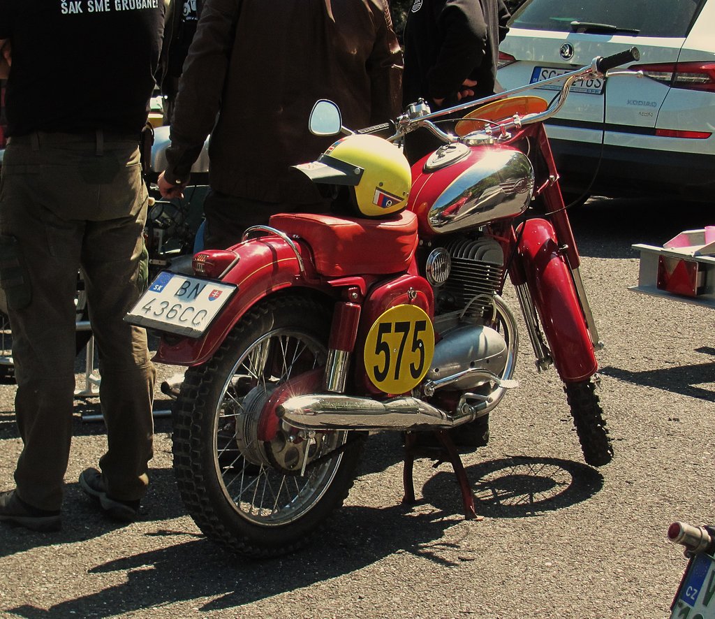 toto enduro ešte ťažilo z vysokej úrovne povojnovej éry Jawy
