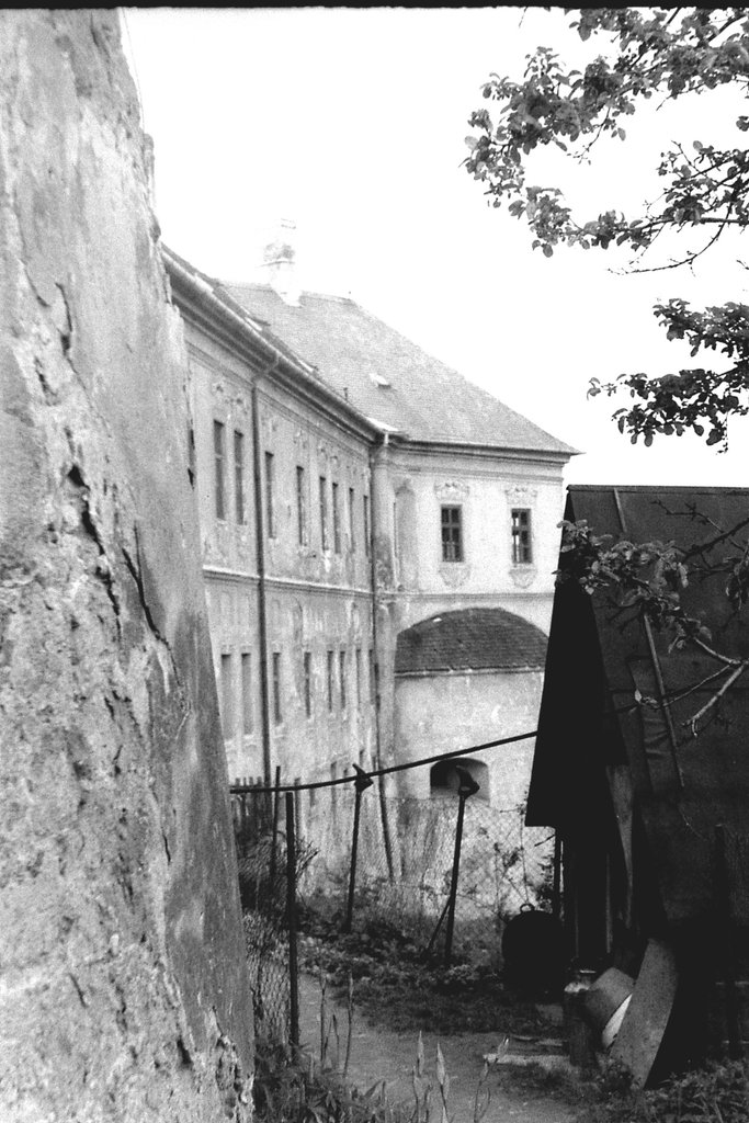 zázemie tesne nad bralom