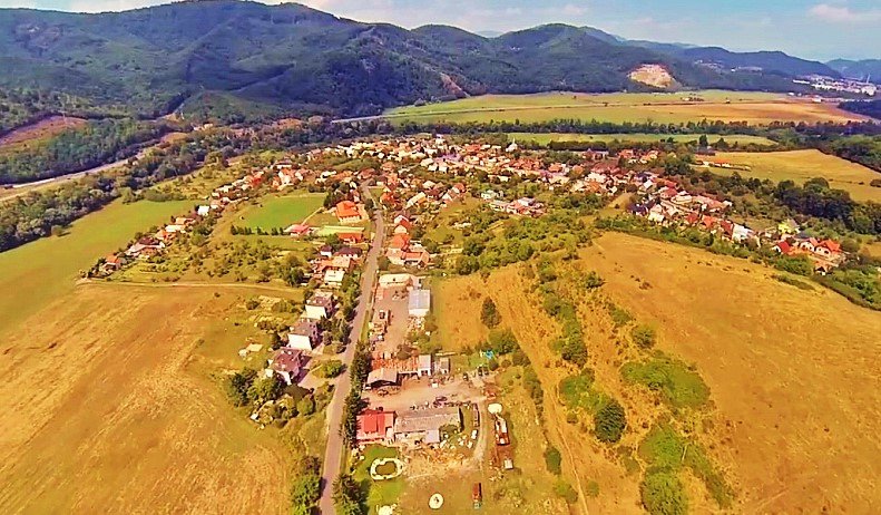 Voznica z neba, v diaľke Žarnovica internet