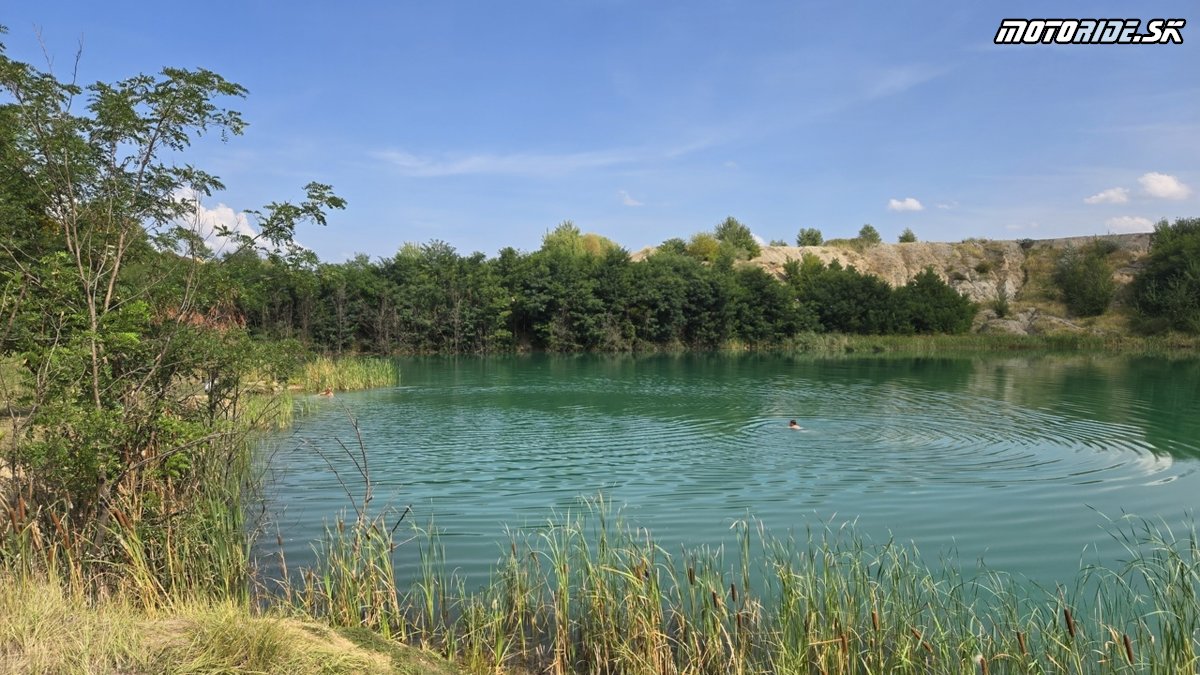 Jazero Laguna Albastră, lom pri Voivozi  - Bod záujmu