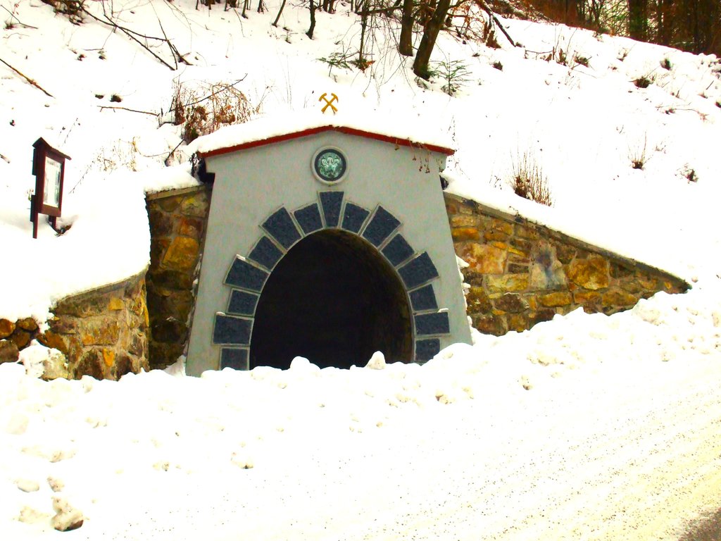 zablendovaný vstup do banského podzemia I