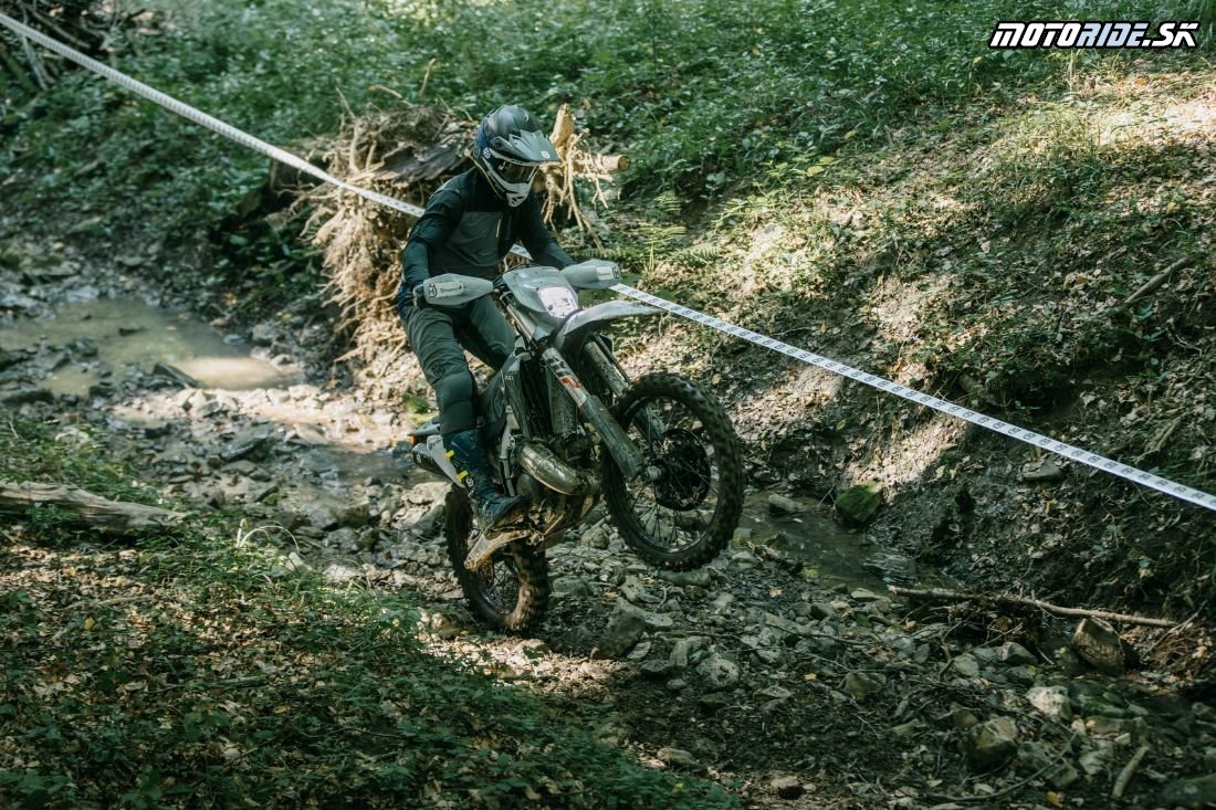 TE 300 Pro 2026 Action