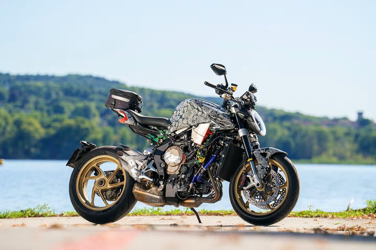 Brutale 2026: Vieme len to, že trojitý pohon prototypu nahého motocykla je založený na jednotke poháňajúcej Enduro Veloce a že podvozok sa líši od súčasného Brutale RR.