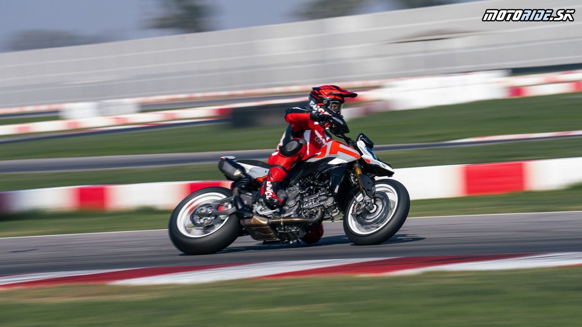 MY26 HYPERMOTARD V2S DYNAMIC  3  1 UC874022 Mid