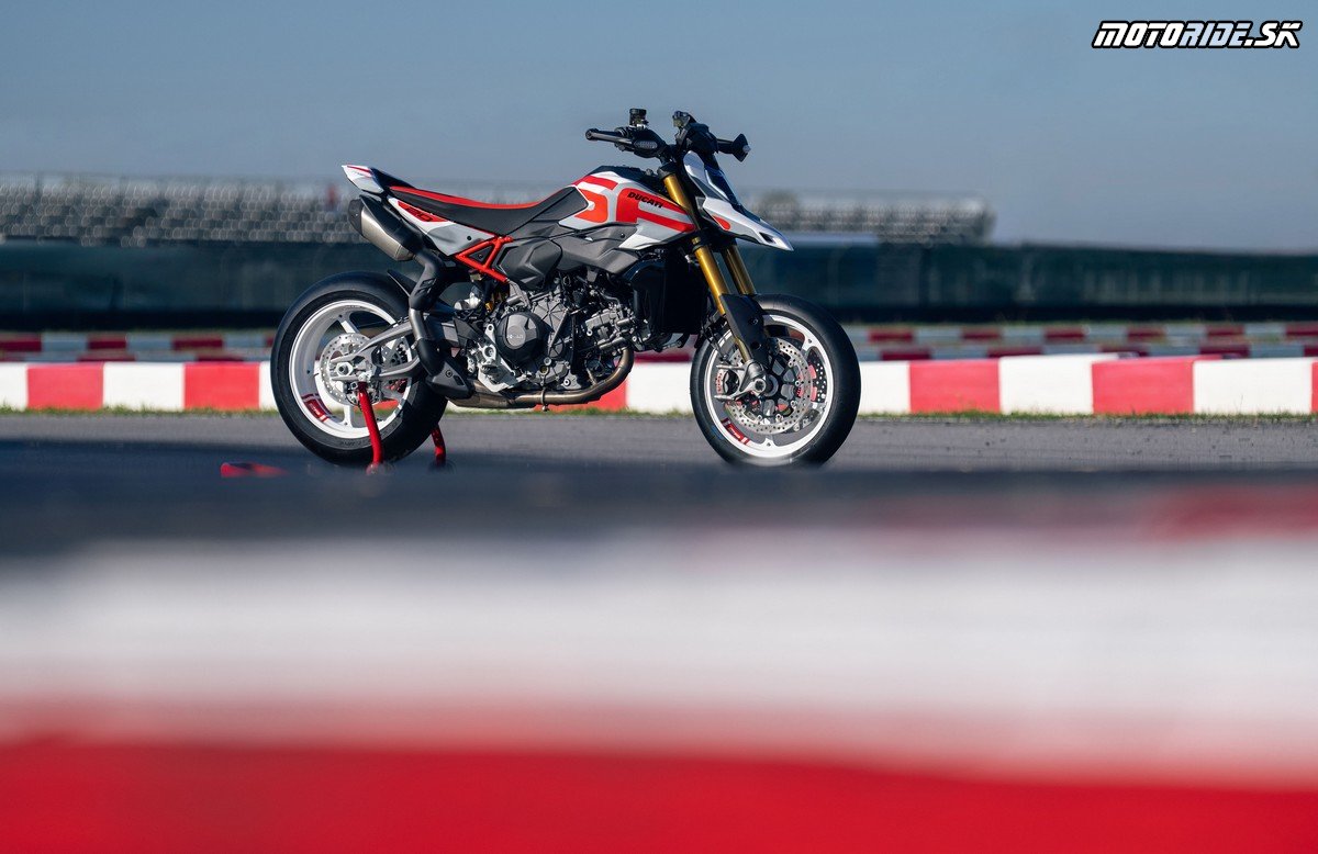 MY26 HYPERMOTARD V2S STATIC ON LOCATION UC873981 Mid MY26 HYPERMOTARD V2S STATIC ON LOCATION UC873981 Mid