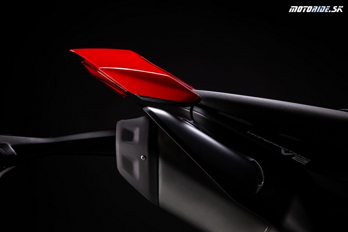 MY26 HYPERMOTARD V2 DETAILS  12  UC873930 Mid