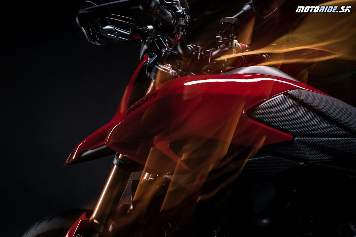 MY26 HYPERMOTARD V2 DETAILS  2  UC873979 Mid