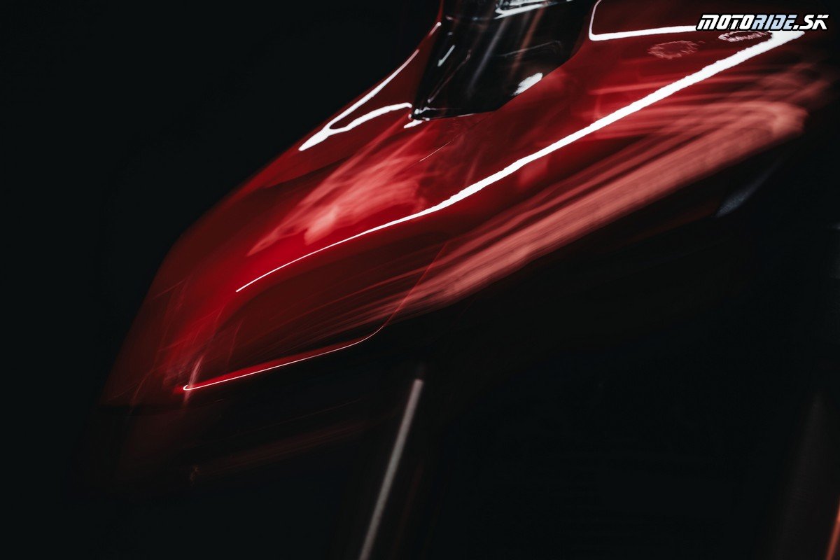 MY26 HYPERMOTARD V2 DETAILS  4  UC873978 Mid