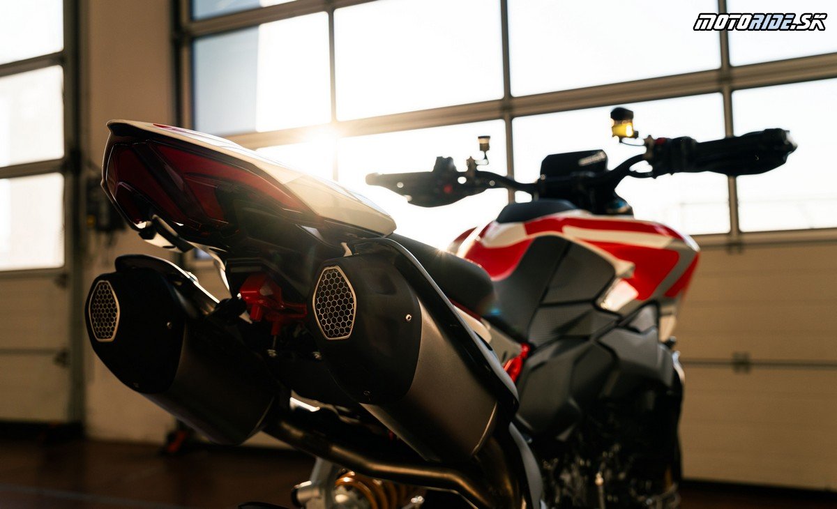 MY26 HYPERMOTARD V2 STATIC ON LOCATION  1  UC873942 Mid