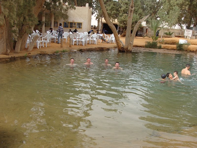 V termálnom jazierku v Ksar Ghilan, voda 37°C