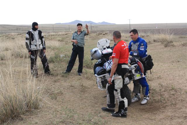 Mongolsko prvý deň - Policajt, ktorý dobehol aj s kumpánom za nami, keď sme sa fotili pri slanom jazere