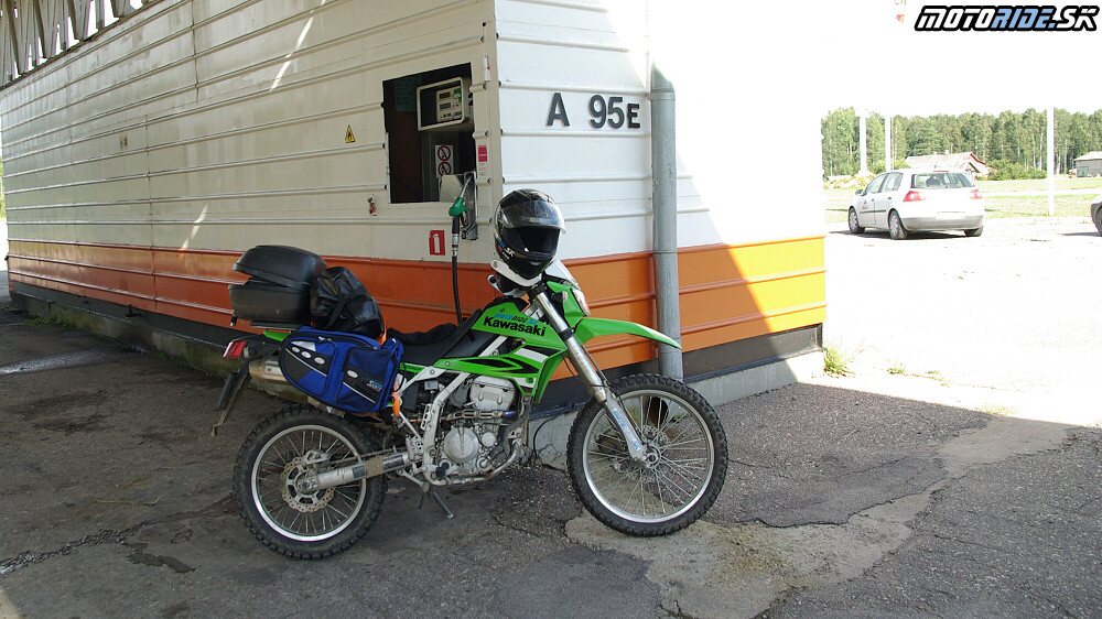  Kawasaki KLX 250 - pumpa v Lotyšsku, 7l benzínu za 10 EUR, nechcel mi vydať