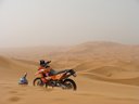Na najvyššej dune - motorku zafukuje piesok