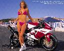 Playboy Playmate <B>Natália Sokolová</B> so Superbikom <B>Noriyuki Haga</B> z roku 1999 (Yamaha R7)