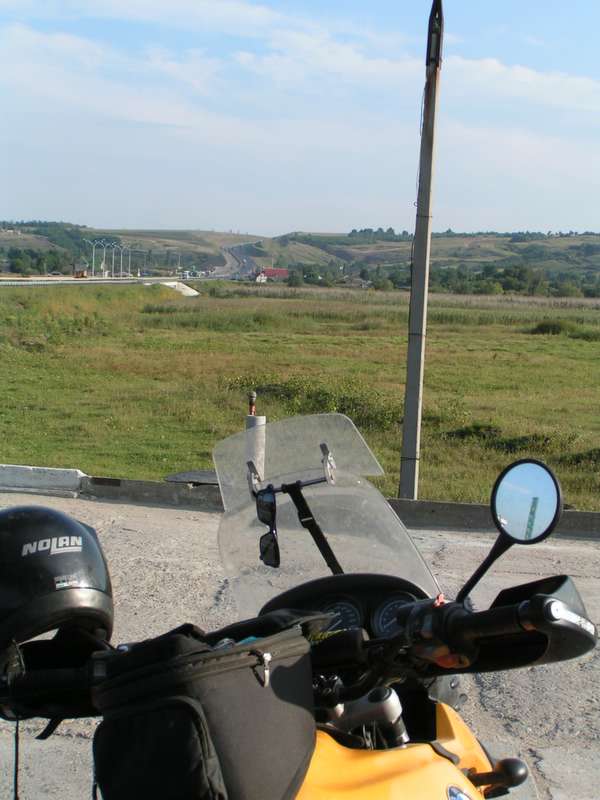Krive Ozero - výhľad na diaľnicu, do Odesy zostáva cca 160 km