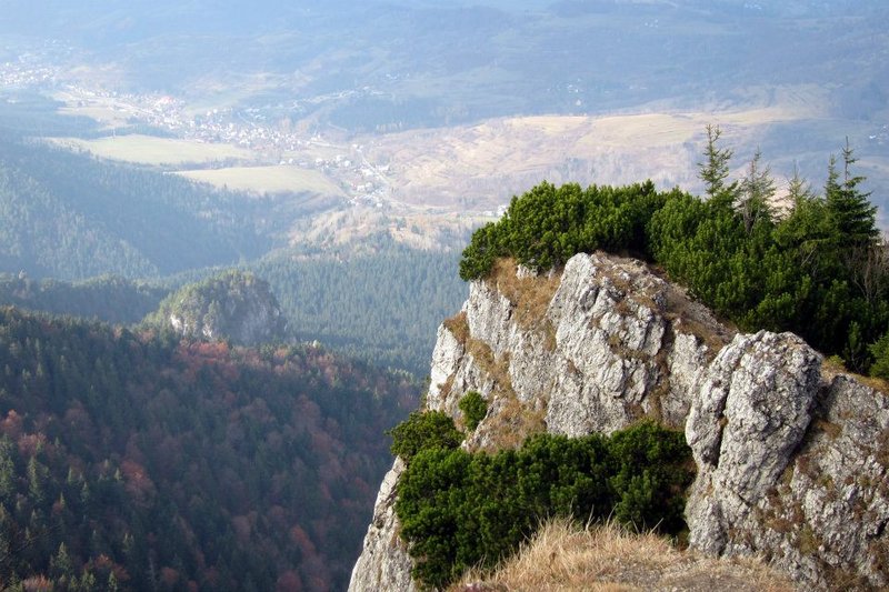 Malý Rozsutec (1 343,5 m n. m.) - výhľad na Terchovú, Slovensko - Bod záujmu