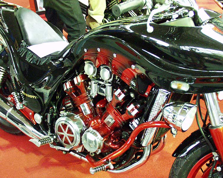 Zaujímavá <b>Yamaha V-MAX</b> na výstave Motocykl 2002 v Prahe