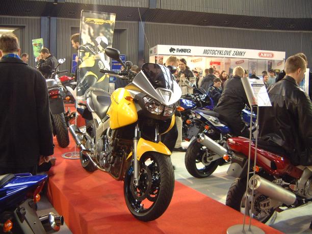 <b>Yamaha TDM 900</b> na výstave Motocykl 2002 v Prahe