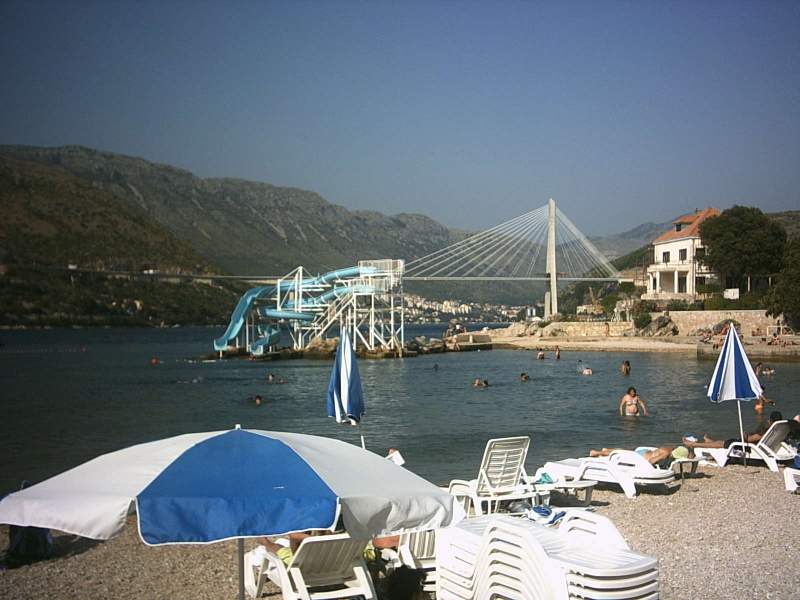 pláž Copacabana, v pozadí vstupný most do Dubrovniku