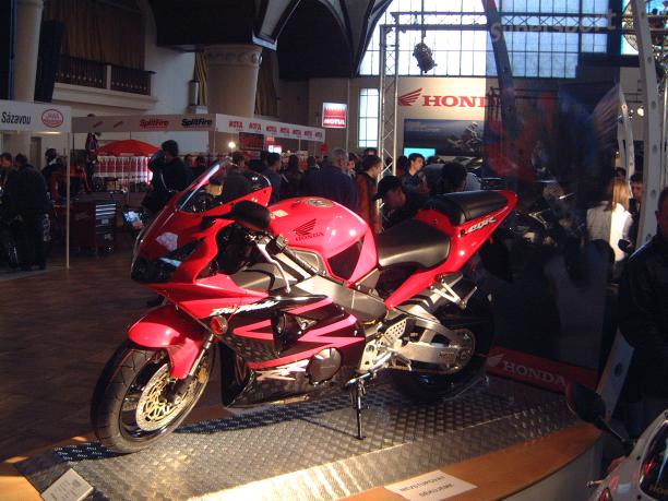 <b>Honda CBR 900 RR FireBlade</b> na výstave Motocykl v Prahe 2002
