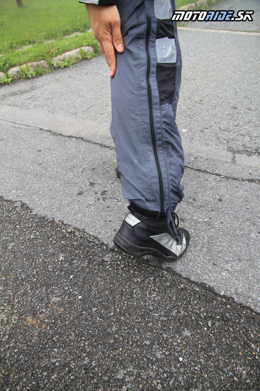 Oblečenie do dažďa Difi Rain AX - na nohaviciach je dlhý zips pre ľahké vyzliekanie