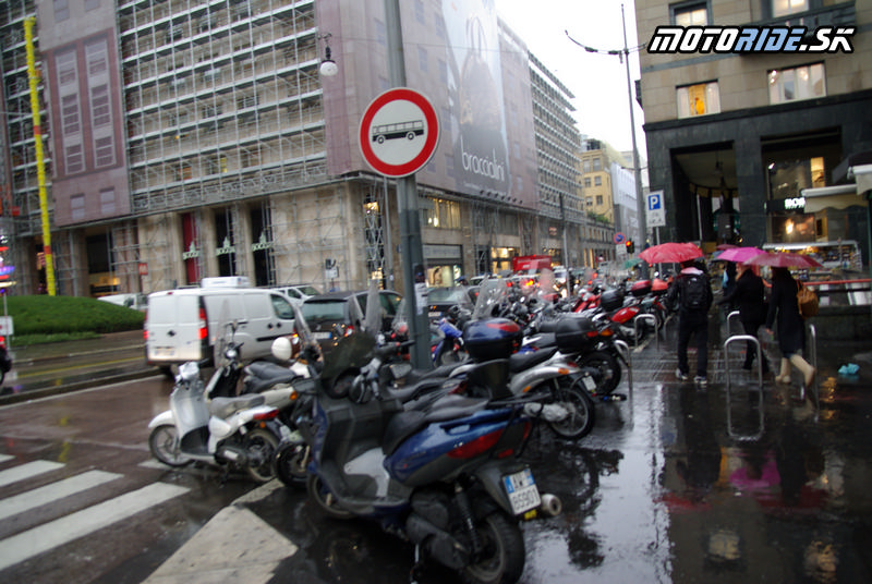 Miláno (IT): Ukážka parkovnaia motoriek a skútrov - vyhradené parkovacie miesta alebo len tak na chodníku