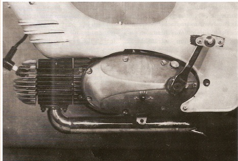 Motor s ležatým valcom a pedálmi