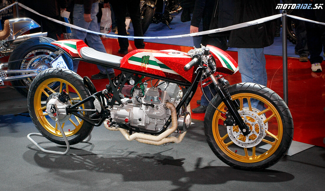  čistá stavba Moto Guzzi  na kolesách širokých ako z Pioniera s nečakaným vyústením výfuku