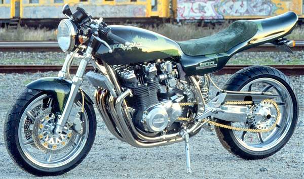 Verili by ste, že tento nádhrný motocykel vznikol z <B>Kawasaki Z900</B> z roku 1978...<BR>
Samozrejme nebolo to také jednoduché, boli použité diely zo <B>Suzuky GSX-R, Yamahy FZR 1000, Hondy VFR 400</B> a <B>NSR</B>...<BR>
Ale výsledok rozhodne stojí zato...<BR>
<A href="http://www.mcnews.com.au/ClassicsCustoms/Kawasaki/z9_special.htm" TARGET="_newwin">Bližšie info tu (v Anglištine)</A><BR>
