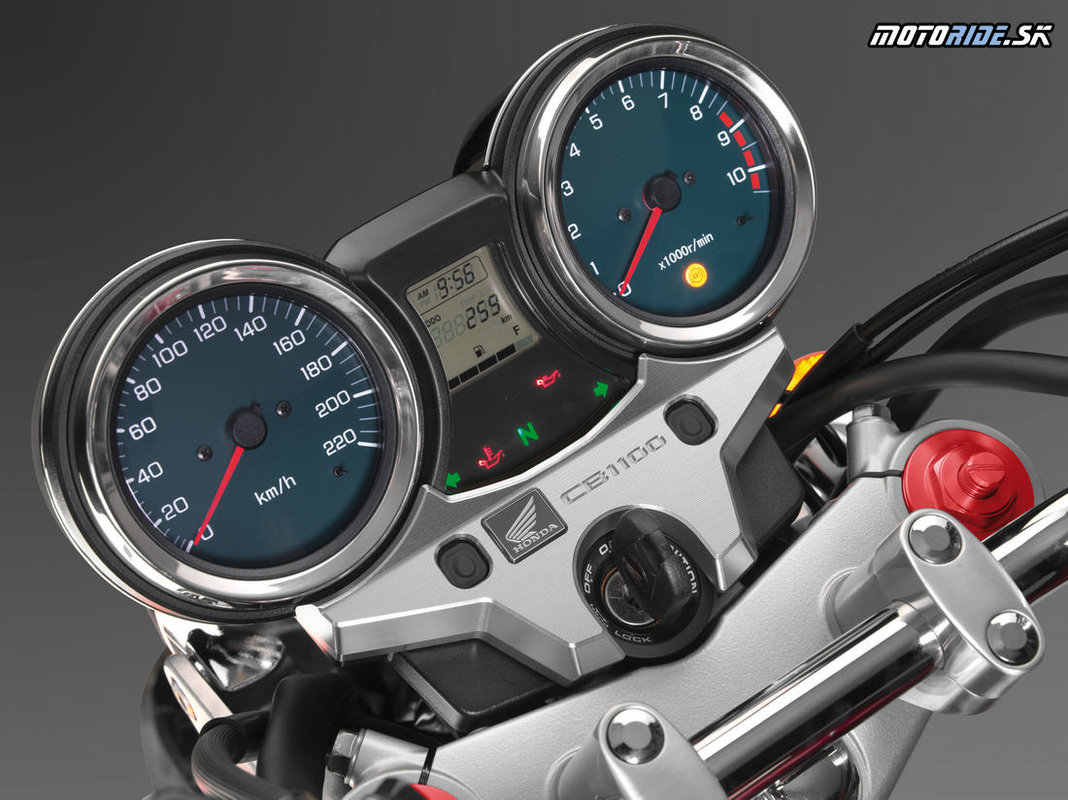 Honda CB1100 2013 - Doplnky - Panel prístrojovej dosky strieborný a skrutka nastavovania vidlice červená