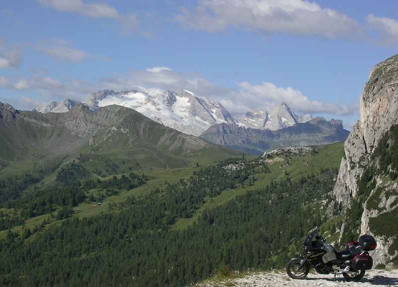 Passo di Valparola (2192m), výhľad na Marmoladu