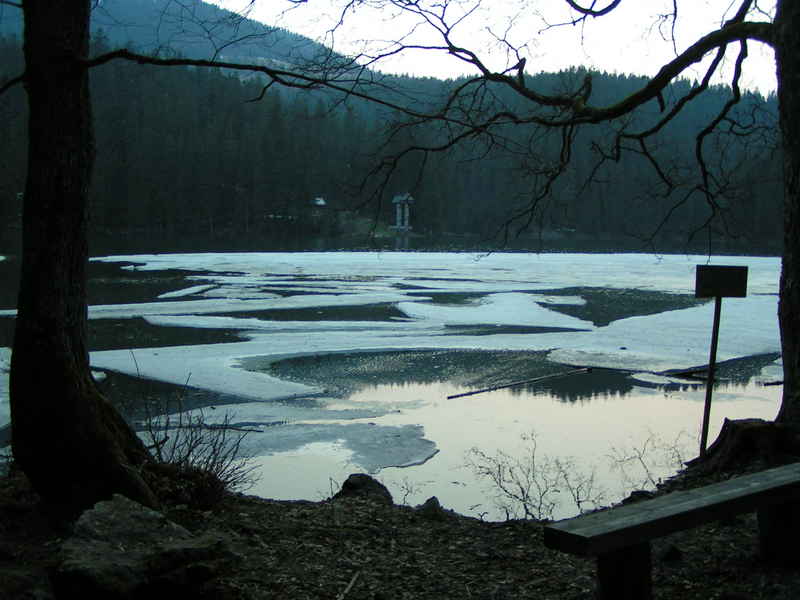 Sinevirské jazero alias Morské oko, alebo Perla Zakarpatia v podvečer.